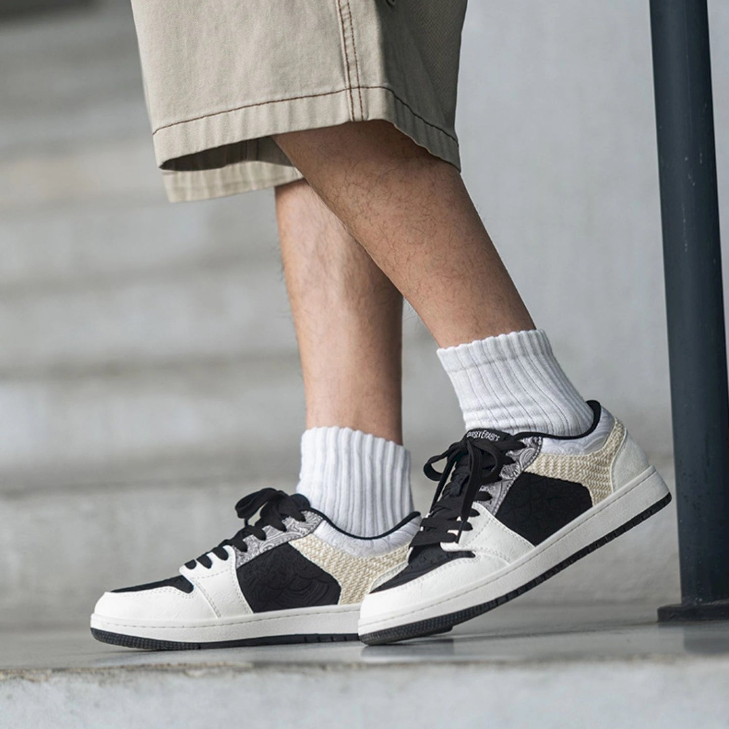 MRA LOWS PANDA SPIRIT EDITION SNEAKER