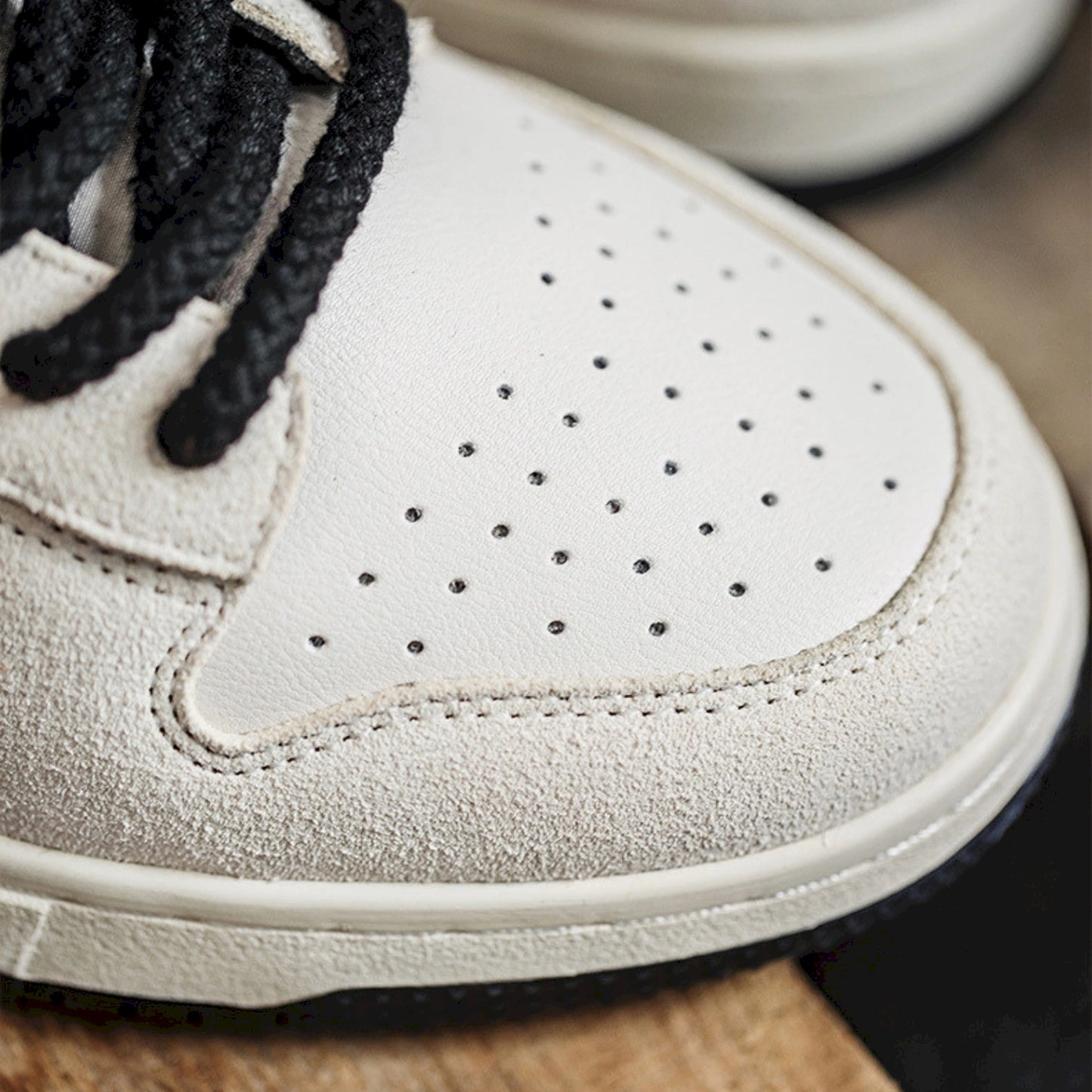 MRA LOWS FLOATING WORLD EDITION SNEAKER
