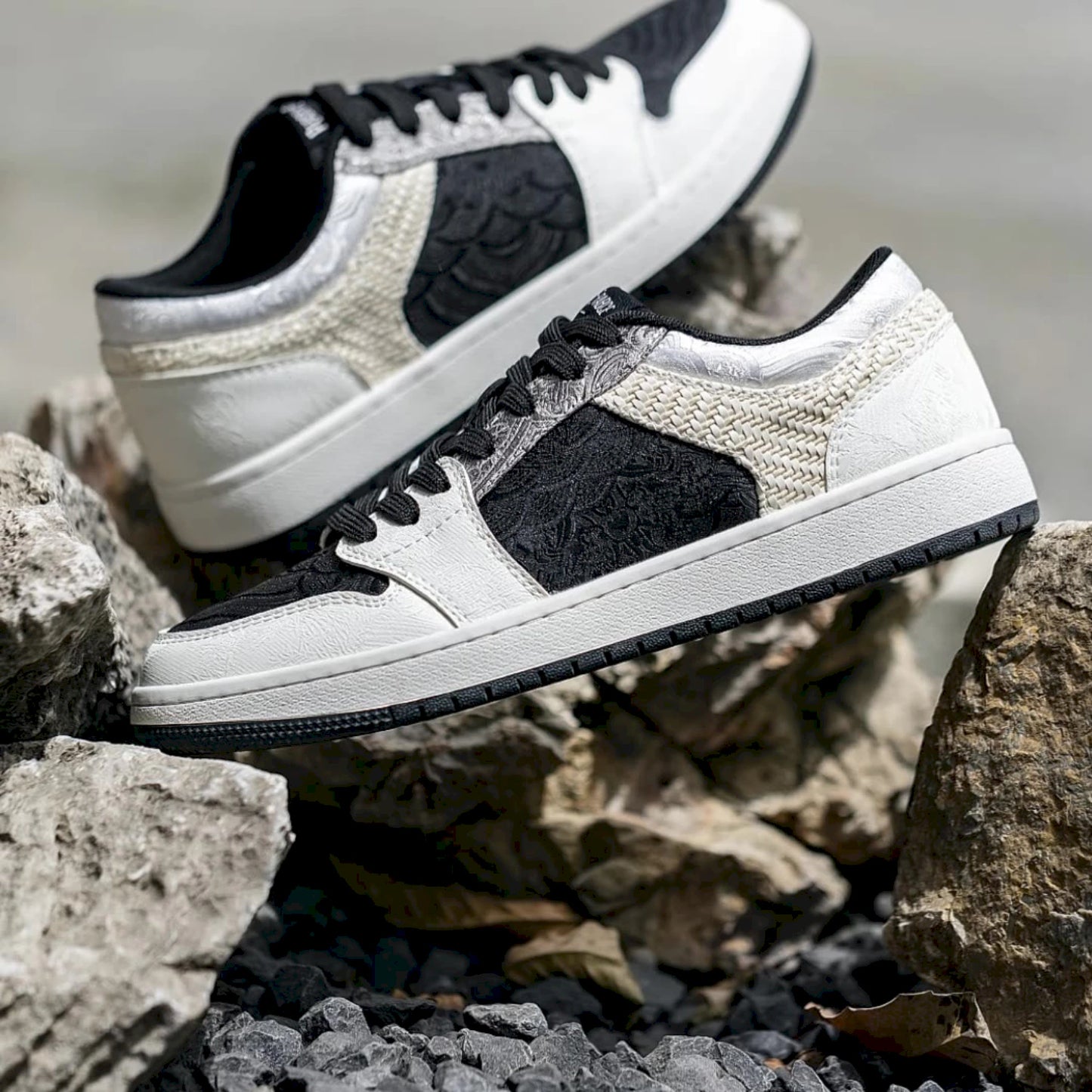 MRA LOWS PANDA SPIRIT EDITION SNEAKER
