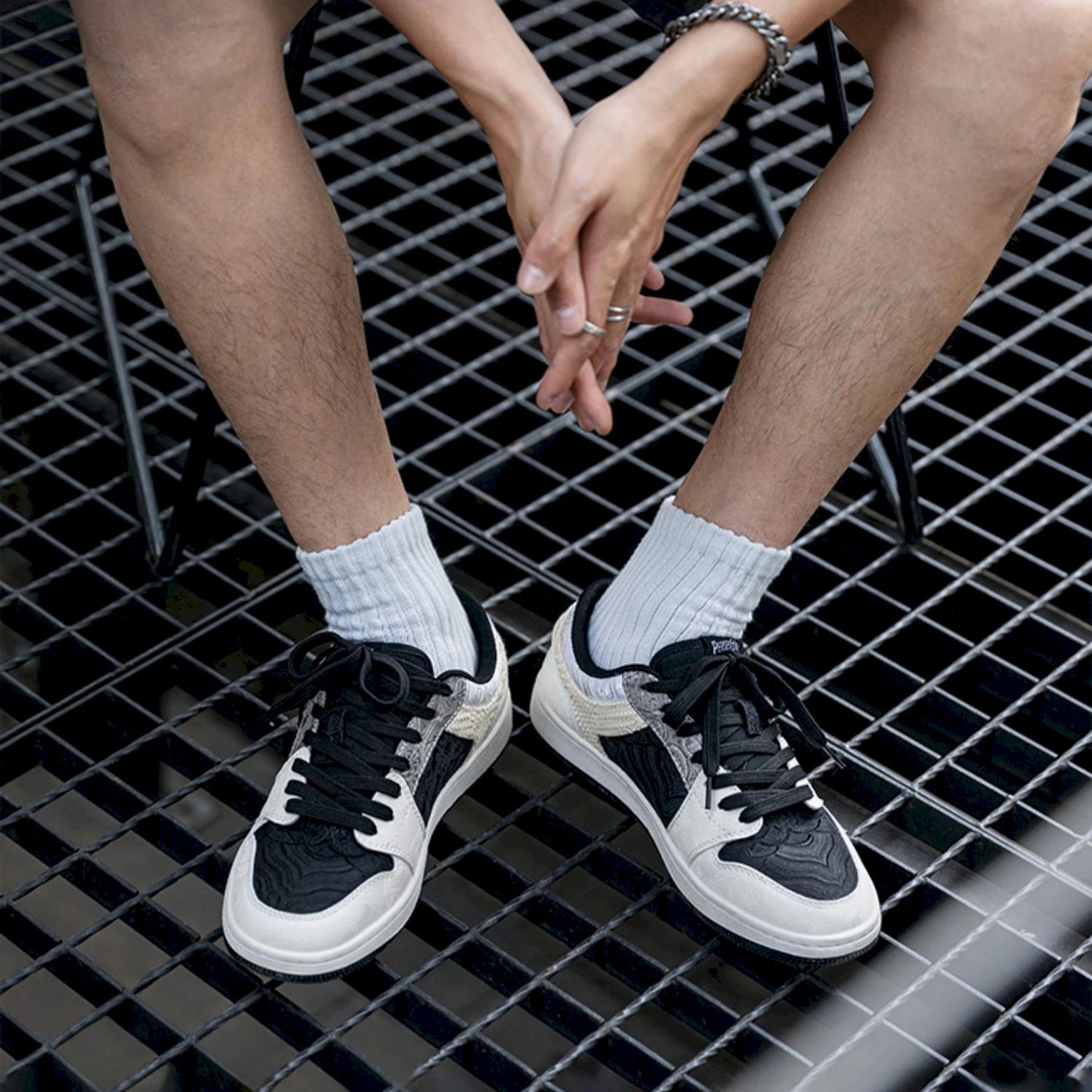 MRA LOWS PANDA SPIRIT EDITION SNEAKER